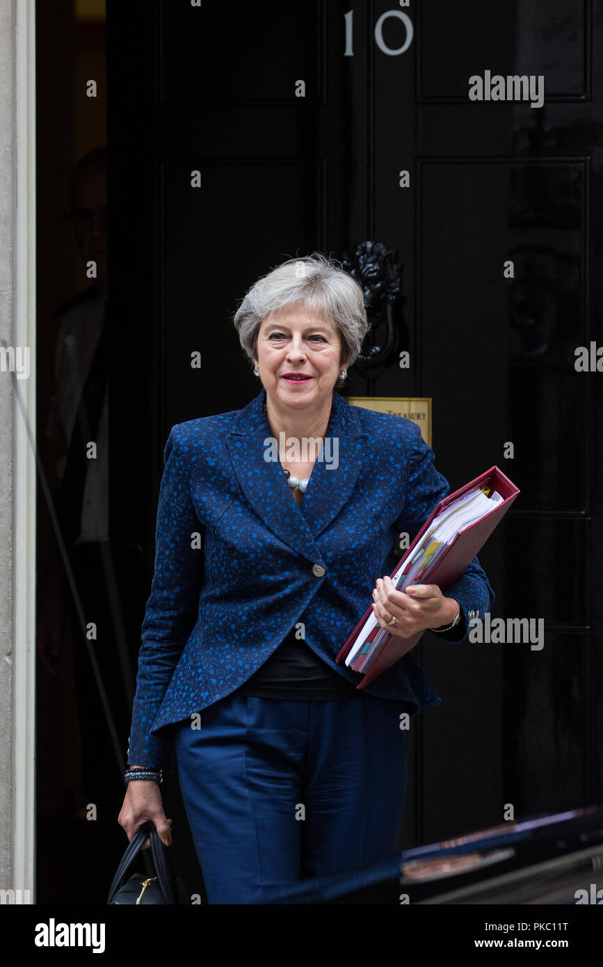 Londra, Regno Unito. Xii Sep, 2018. Il primo ministro Theresa Maggio lascia 10 di Downing Street per frequentare il primo ministro di domande nella casa di Commons. Credito: Mark Kerrison/Alamy Live News Foto Stock