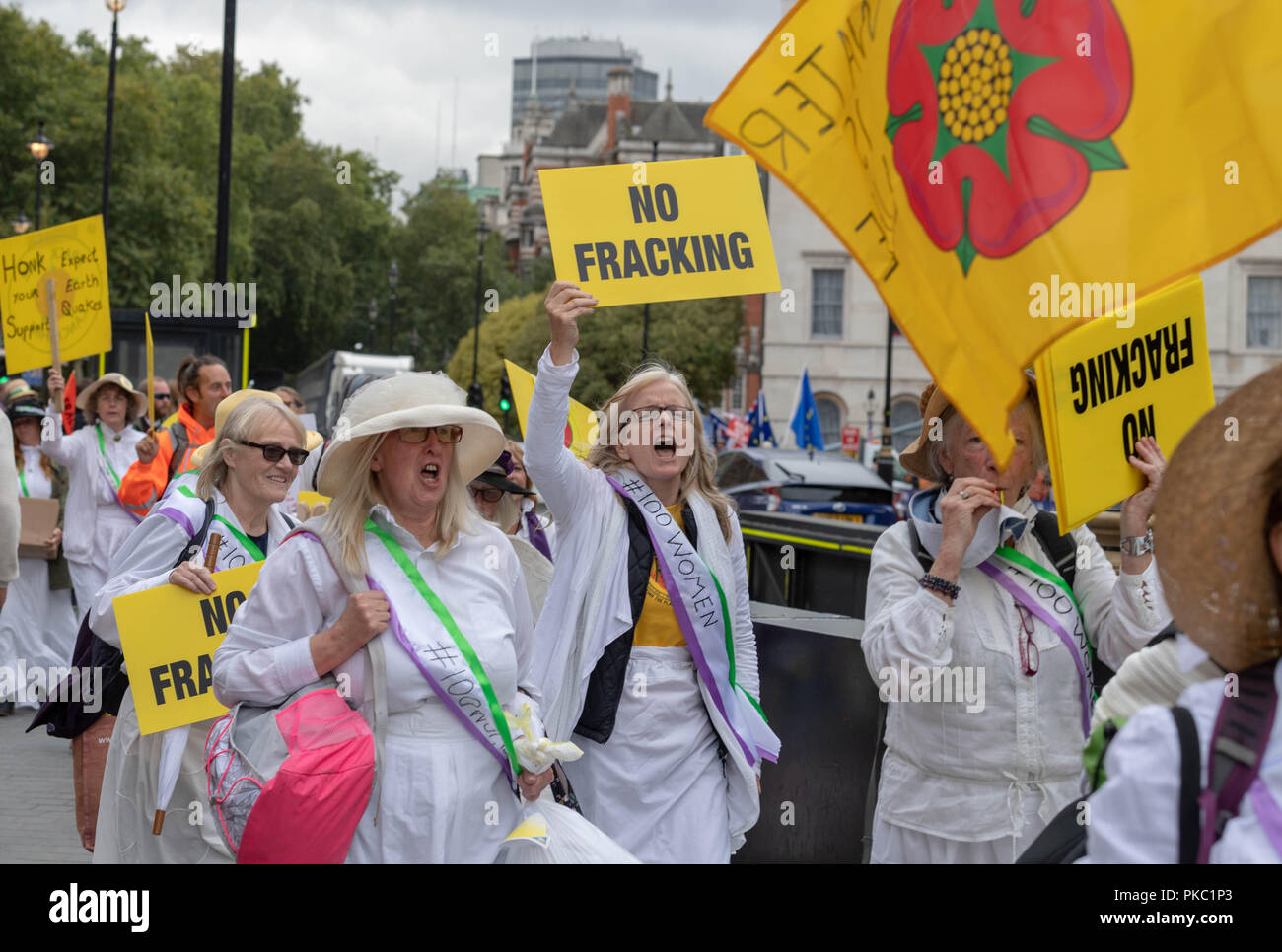 Londra, 12 settembre 2018. "Donne di Lancashire" vestita come suffragettes,Anti Fracking protesta al di fuori della House of Commons, Credito Ian Davidson/Alamy Live News Foto Stock