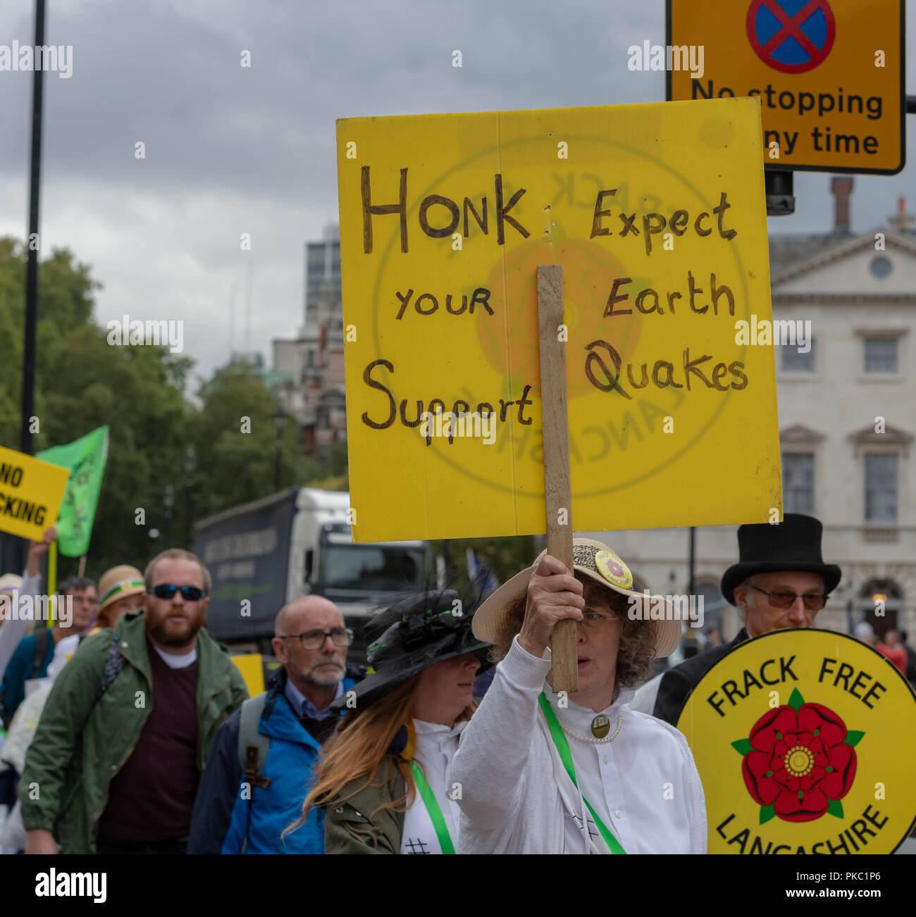 Londra, 12 settembre 2018. "Donne di Lancashire" vestita come suffragettes,Anti Fracking protesta al di fuori della House of Commons, Credito Ian Davidson/Alamy Live News Foto Stock