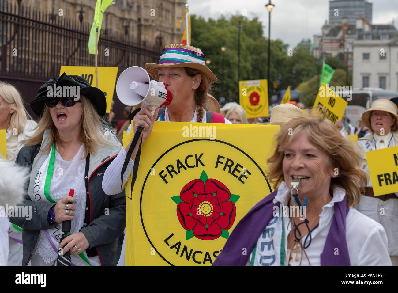 Londra, 12 settembre 2018. "Donne di Lancashire" vestita come suffragettes,Anti Fracking protesta al di fuori della House of Commons, Credito Ian Davidson/Alamy Live News Foto Stock