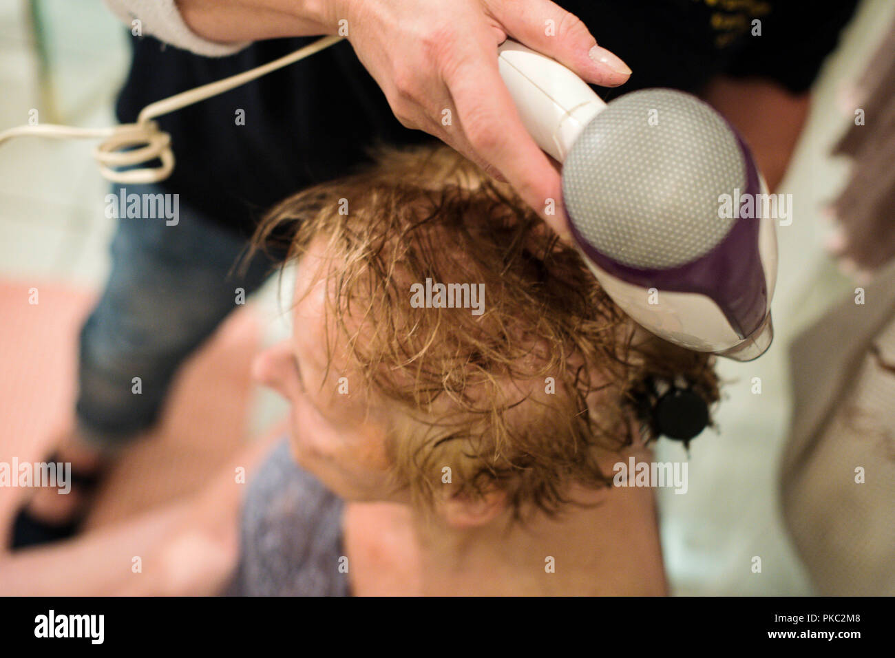 11 settembre 2018, della Renania settentrionale-Vestfalia, Essen: un infermiere ambulatoriale aiuta una donna anziana pettinare e asciugare i capelli. Foto: Jana Bauch/dpa Foto Stock