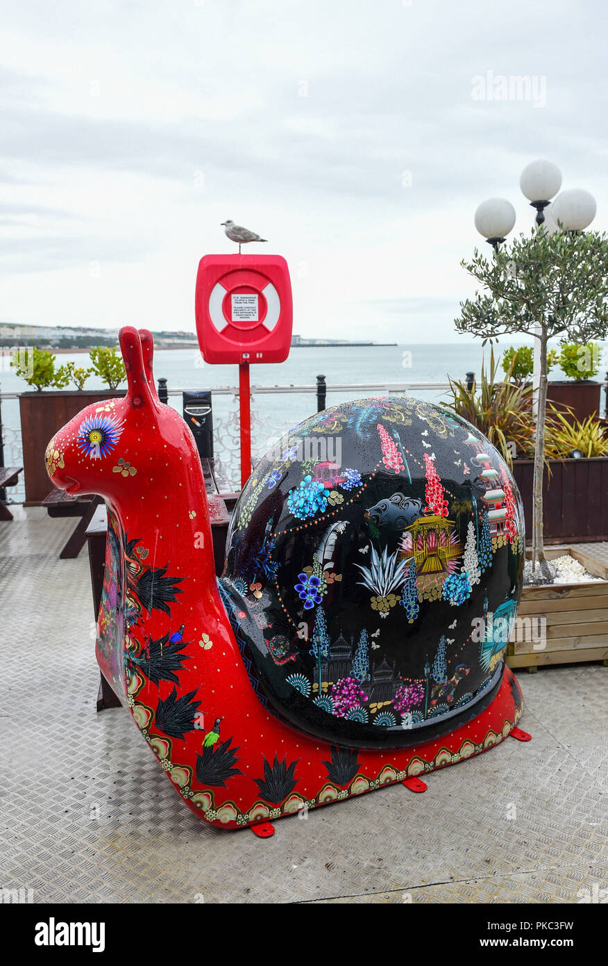 Brighton Regno Unito 12 Settembre 2018 - Il lancio dell'arte Snailspace Trail sul molo di Brighton oggi . Cinquanta decorate le lumache giganti e sessanta junior va a passo di lumaca sculture dipinte da artisti locali in collaborazione con Wild in arte saranno presenti intorno alla città di Brighton e Hove tra il XV Settembre fino al 18 novembre. Essi sono sponsorizzati da imprese locali e finirà per essere messo all'asta per raccogliere fondi per l'Ospizio Martlets fotografia scattata da Simon Dack Credito: Simon Dack/Alamy Live News Foto Stock