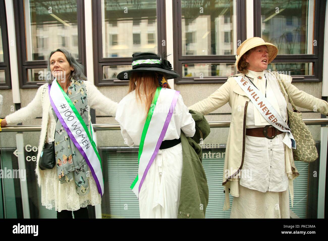 Londra, Regno Unito. Xii Sep 2018. 12/09/2018 100 donne contro Fracking, Piazza del Parlamento Credito: Natasha Quarmby/Alamy Live News Foto Stock
