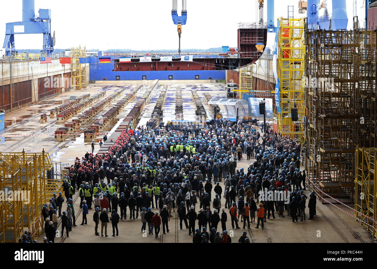 11 settembre 2018, Meclemburgo-Pomerania, Rostock: 11 settembre 2018, Germania, Rostock: la chiglia cerimonia per la prima nave da crociera della classe globale avviene presso i cantieri Warnemuende. Il 'Global 1' sarà in grado di ospitare fino a 9.500 passeggeri, più di qualsiasi altra nave da crociera sul mercato internazionale. Il lussuoso rivestimento sarà 342 metri di lunghezza e 20 ponti di alta. Foto: Bernd Wüstneck/dpa Foto Stock