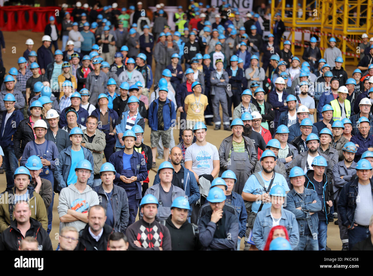 11 settembre 2018, Meclemburgo-Pomerania, Rostock: 11 settembre 2018, Germania, Rostock: Al Warnemuende ubicazione dei cantieri navali MV, i dipendenti seguono la chiglia festosa cerimonia di posa per la prima nave da crociera della classe globale. Il 'Global 1' sarà in grado di ospitare fino a 9.500 passeggeri, più di qualsiasi altra nave da crociera sul mercato internazionale. Il lussuoso rivestimento sarà 342 metri di lunghezza e 20 ponti di alta. Foto: Bernd Wüstneck/dpa Foto Stock