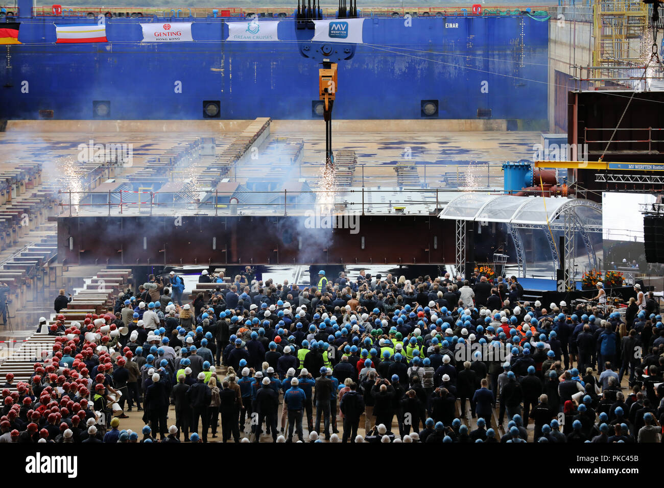 11 settembre 2018, Meclemburgo-Pomerania, Rostock: 11 settembre 2018, Germania, Rostock: la chiglia cerimonia per la prima nave da crociera della classe globale avviene presso i cantieri Warnemuende. Il 'Global 1' sarà in grado di ospitare fino a 9.500 passeggeri, più di qualsiasi altra nave da crociera sul mercato internazionale. Il lussuoso rivestimento sarà 342 metri di lunghezza e 20 ponti di alta. Foto: Bernd Wüstneck/dpa Foto Stock