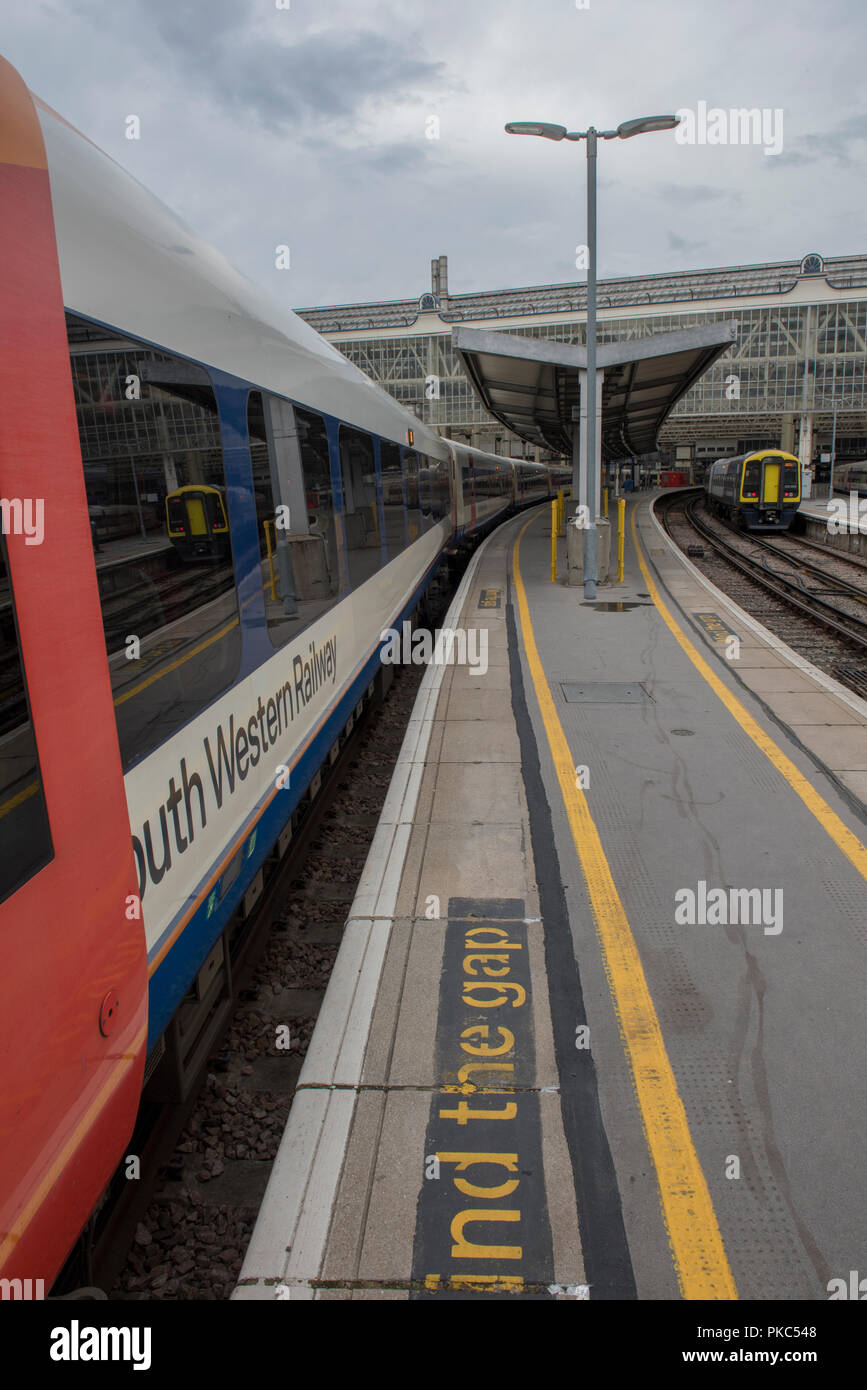 London Waterloo, Regno Unito. Xii Sep 2018. A sudovest convogli ferroviari in attesa nelle piattaforme a Londra Waterloo Stazione ferroviaria durante un mese di azione industriale mediante il treno le protezioni relative al loro ruolo futuro sui treni e i piani per introdurre solo driver per il funzionamento dei servizi attraverso la Southwestern il convoglio ferroviario la rete dell'operatore. Ulteriori scioperi da parte delle guardie ruotato per questa settimana e ulteriori interruzioni probabile per i pendolari e cittadini in viaggio sulla rotta. Credito: Steve Hawkins Fotografia/Alamy Live News Foto Stock