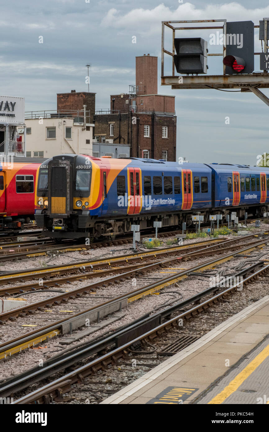 London Waterloo, Regno Unito. Xii Sep 2018. A sudovest convogli ferroviari in attesa nelle piattaforme a Londra Waterloo Stazione ferroviaria durante un mese di azione industriale mediante il treno le protezioni relative al loro ruolo futuro sui treni e i piani per introdurre solo driver per il funzionamento dei servizi attraverso la Southwestern il convoglio ferroviario la rete dell'operatore. Ulteriori scioperi da parte delle guardie ruotato per questa settimana e ulteriori interruzioni probabile per i pendolari e cittadini in viaggio sulla rotta. Credito: Steve Hawkins Fotografia/Alamy Live News Foto Stock