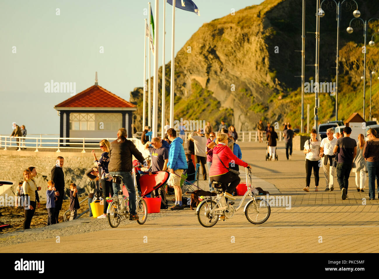 Aberystwyth Wales UK, mercoledì 12 settembre 2018 UK Meteo: persone sulla passeggiata e il lungomare in Aberystwyth, Galles , godendo di uno splendido sole e caldo a metà settembre sera Foto © Keith Morris / Alamy Live News Foto Stock