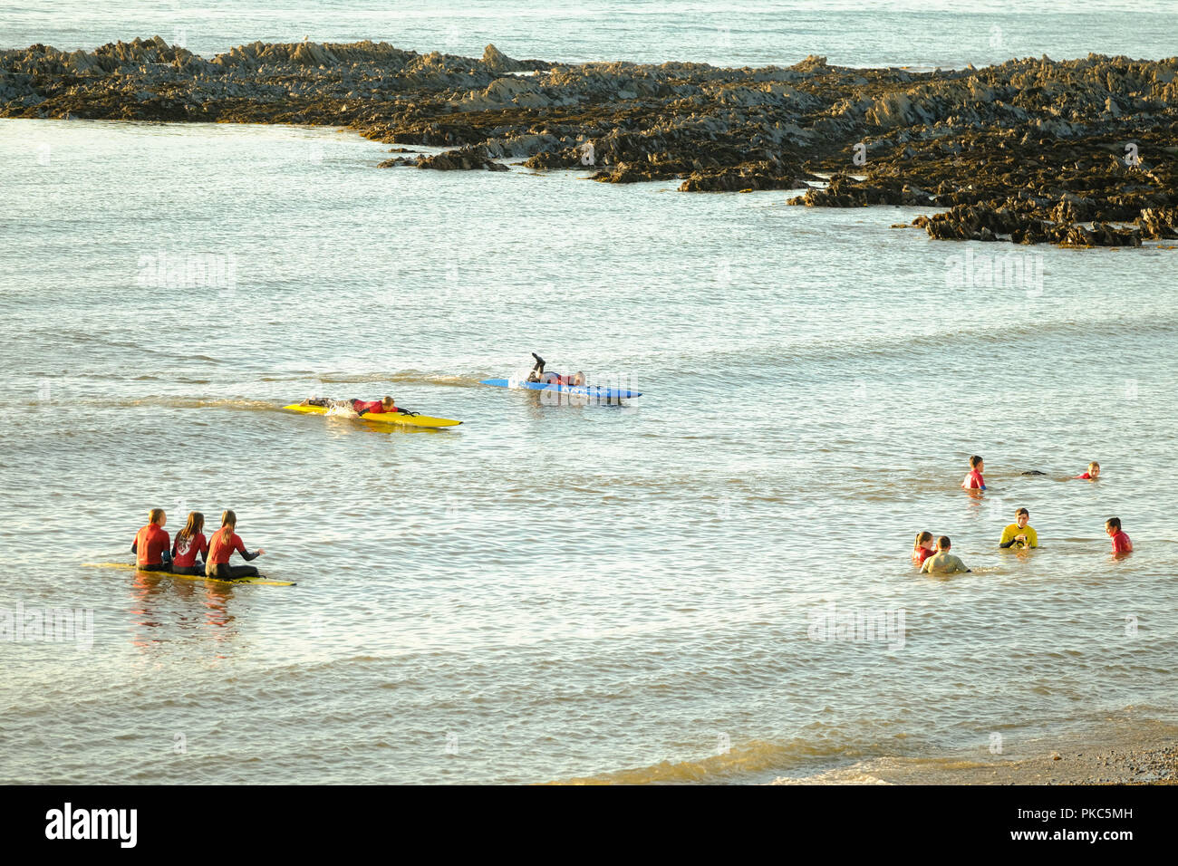Aberystwyth Wales UK, mercoledì 12 settembre 2018 UK Meteo: persone nuotare e fare surf in mare in Aberystwyth, Galles , su un meravigliosamente caldo e soleggiato a metà settembre sera Foto © Keith Morris / Alamy Live News Foto Stock