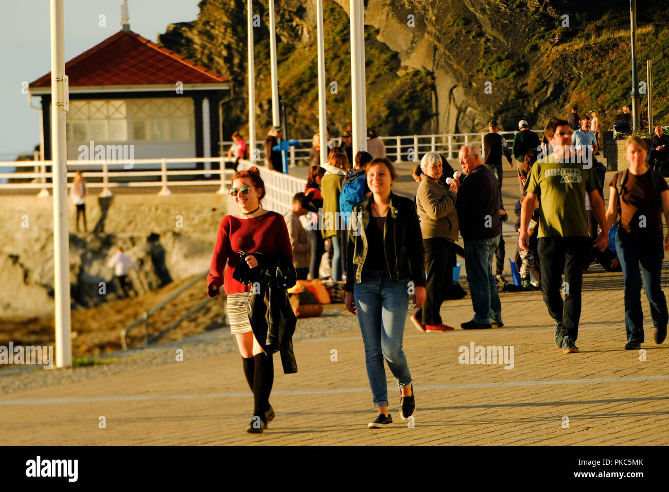 Aberystwyth Wales UK, mercoledì 12 settembre 2018 UK Meteo: persone sulla passeggiata e il lungomare in Aberystwyth, Galles , godendo di uno splendido sole e caldo a metà settembre sera Foto © Keith Morris / Alamy Live News Foto Stock