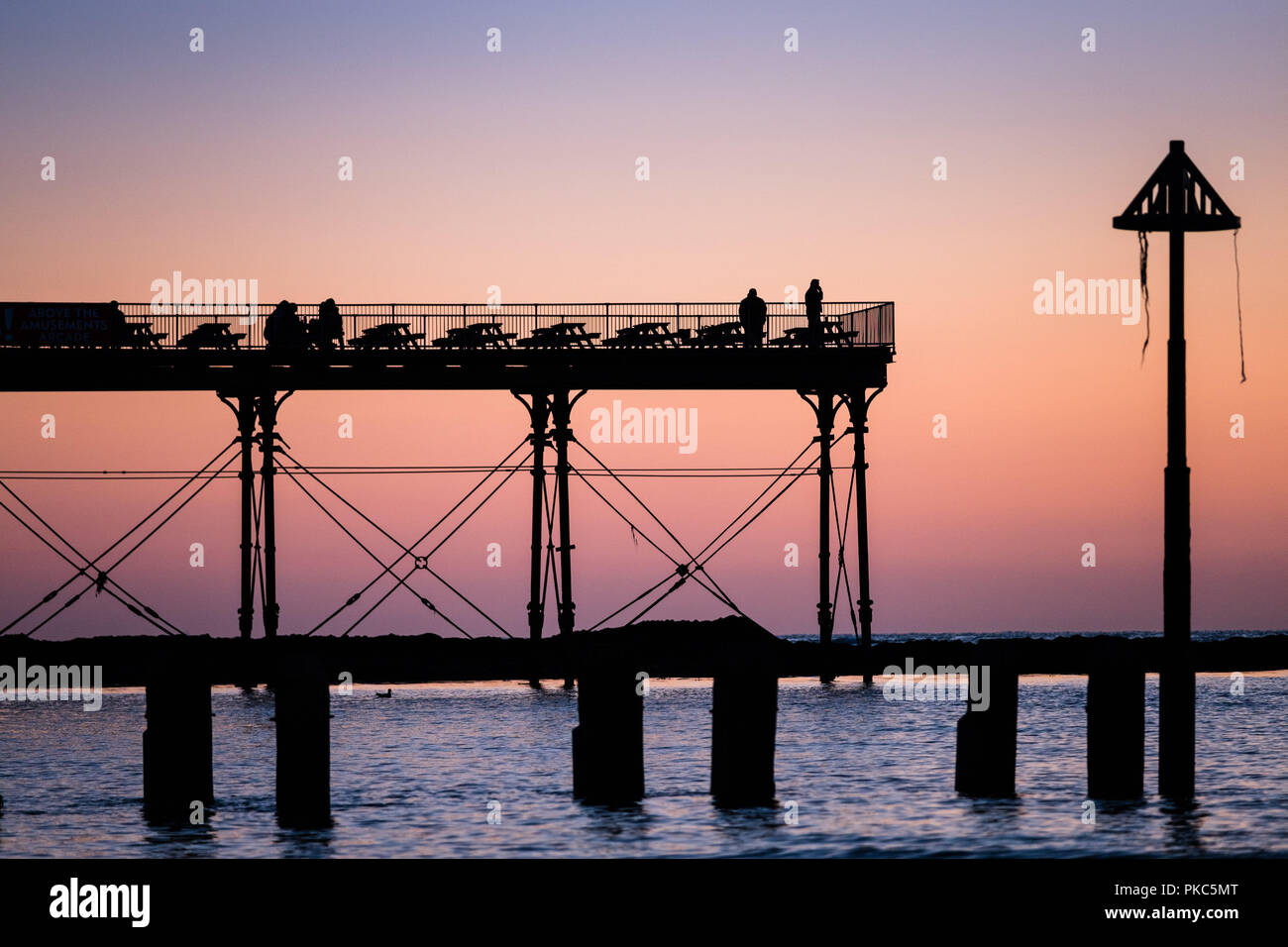 Aberystwyth Wales UK, mercoledì 12 settembre 2018 UK Meteo: la gente sul molo a Aberystwyth, Galles , godendo di uno splendido sole e caldo a metà settembre sera Foto © Keith Morris / Alamy Live News Foto Stock