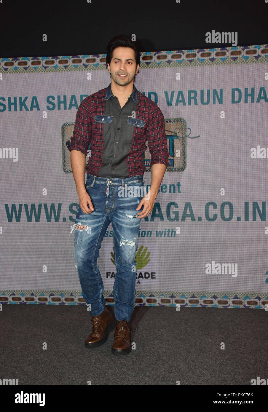 Mumbai, India. Xii Sep, 2018. Indian film attore Varun Dhawan visto che posano per una foto durante l'evento.evento promozionale del film di prossima uscita, sui Dhaaga e il lancio di un sito web di film, www.suidhaaga.co.in YRF Studio in Mumbai. Credito: Azhar Khan SOPA/images/ZUMA filo/Alamy Live News Foto Stock