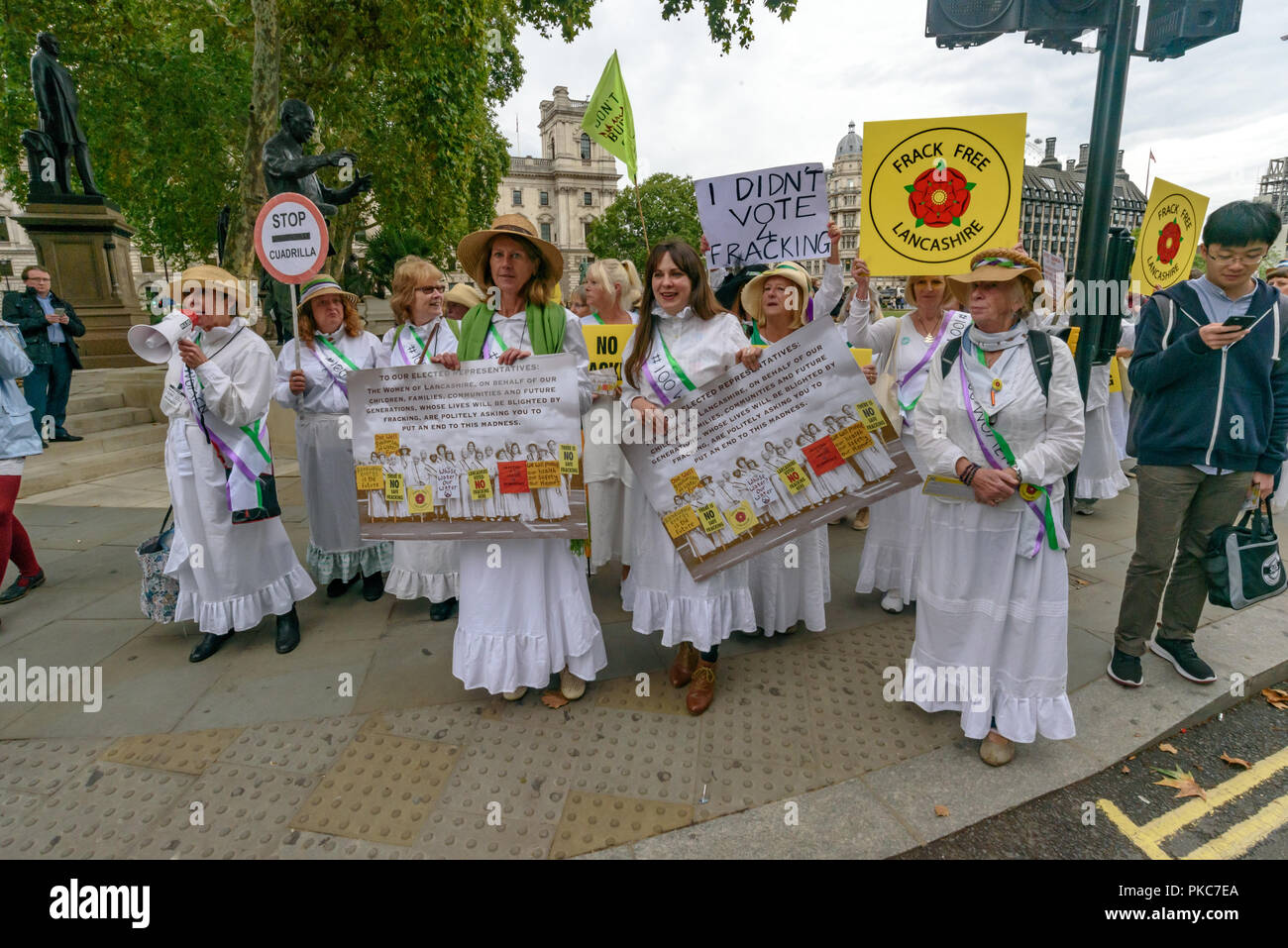 Londra, Regno Unito. 12 settembre 2018. Il marzo guidata dal partito dei Verdi vice leader Amelia Womack dalla protesta in piazza del Parlamento da anti-fracking Nanas da Lancashire insieme ad altri attivisti provenienti da tutto il paese chiedendo al governo di smettere di ignorare la scienza e la volontà del popolo e del divieto di fracking, che minaccia il futuro di entrambe le aree del paese in cui essa ha luogo anche se l'inquinamento e i terremoti e il futuro del pianeta attraverso il suo alto livello di emissioni di carbonio. Credito: Peter Marshall / Alamy Live News Foto Stock