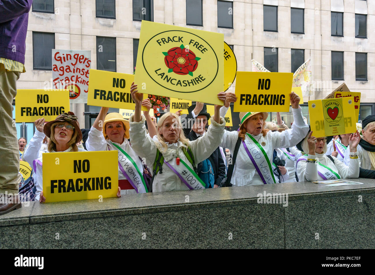 Londra, Regno Unito. 12 settembre 2018. Dimostranti dalla protesta in piazza del Parlamento da anti-fracking Nanas da Lancashire insieme ad altri attivisti provenienti da tutto il paese chiedendo al governo di smettere di ignorare la scienza e la volontà del popolo e del divieto di fracking, che minaccia il futuro di entrambe le aree del paese in cui essa ha luogo anche se l'inquinamento e i terremoti e il futuro del pianeta attraverso il suo alto livello di emissioni di carbonio protesta contro l'BEIS. Credito: Peter Marshall / Alamy Live News Foto Stock