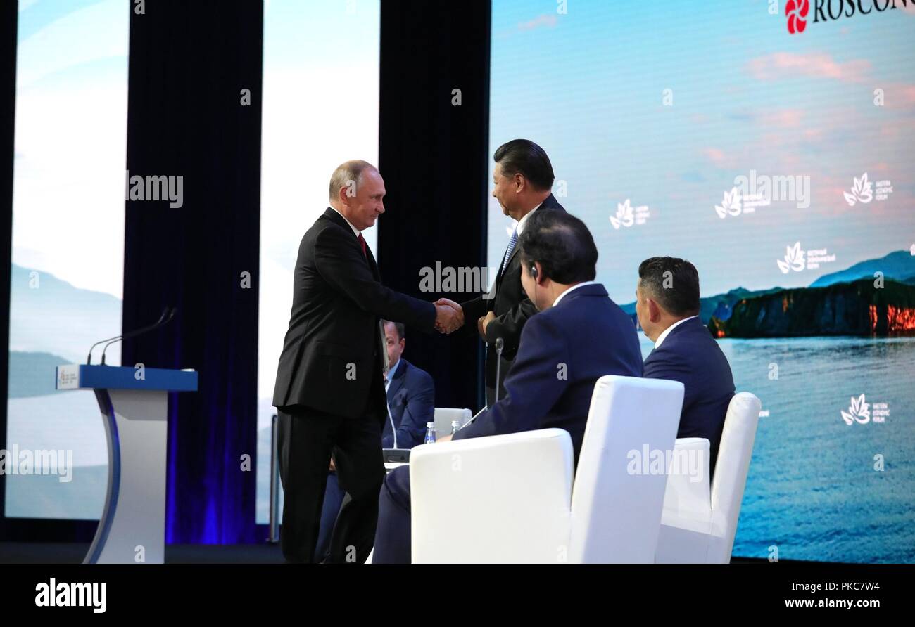 Il presidente russo Vladimir Putin accoglie il Presidente cinese Xi Jinping nel corso della sessione plenaria del 4° Eastern Economic Forum Settembre 12, 2018 a Vladivostok, Russia. La sessione ha esplorato il Lontano Oriente: ampliando la gamma di possibilità. Foto Stock