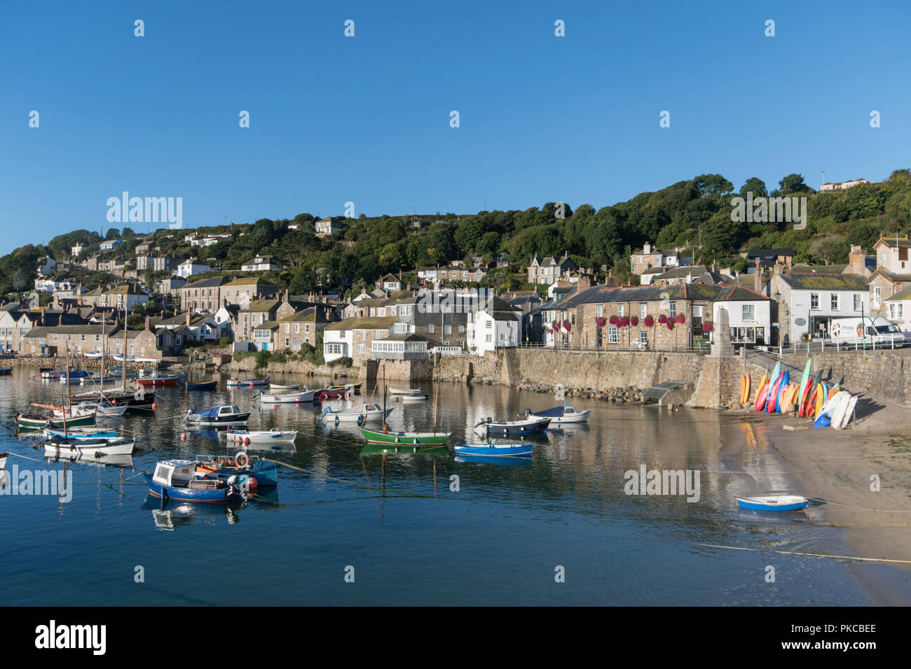 Mousehole, Cornwall, Regno Unito. 13 settembre 2018. Regno Unito Meteo. Durante la notte un cielo terso ha lasciato una sensazione di freddo alla mattina presto in Cornovaglia, tuttavia il sole brillante presto riscaldato le cose. Credito: Simon Maycock/Alamy Live News Foto Stock