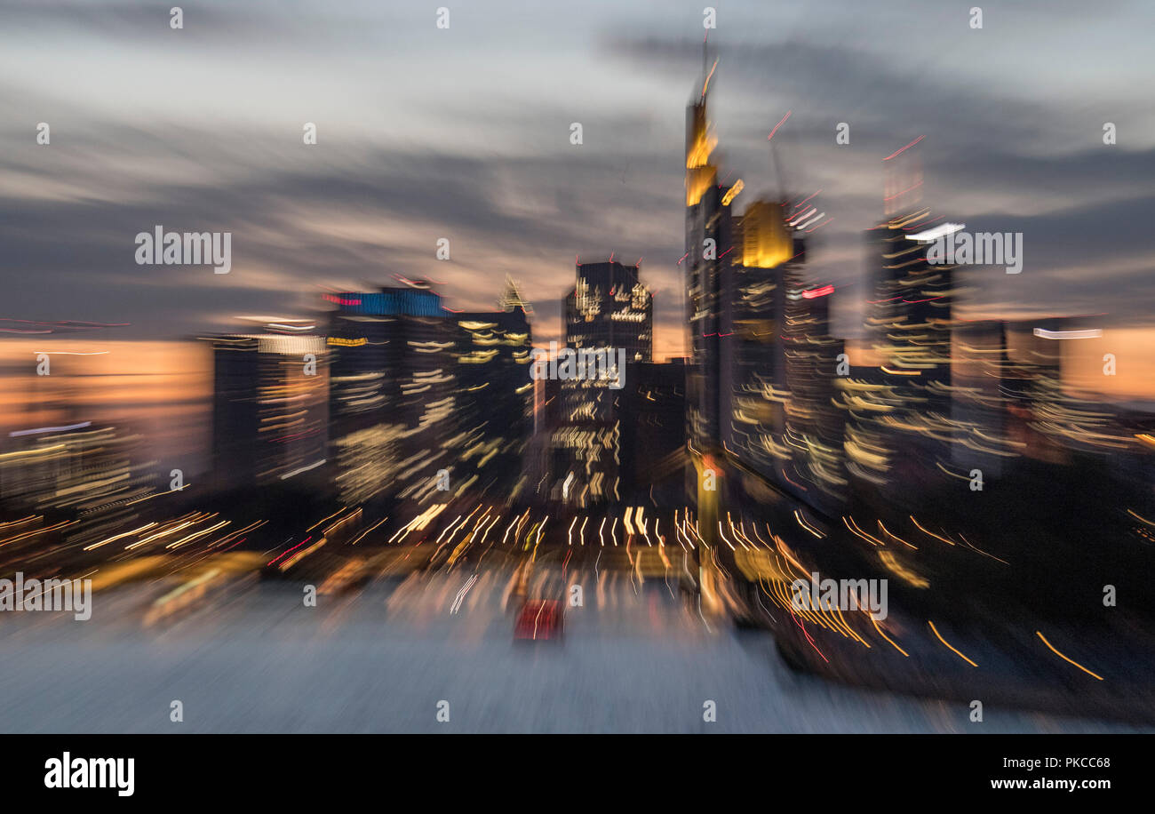 12 settembre 2018, Assia, Frankfurt/Main: Lo skyline risplende nell'ultima luce del giorno. Le temperature dovrebbero scendere di nuovo da parte del fine settimana. (Shot con zoom fotografico effetto) Foto: Boris Roessler/dpa Foto Stock