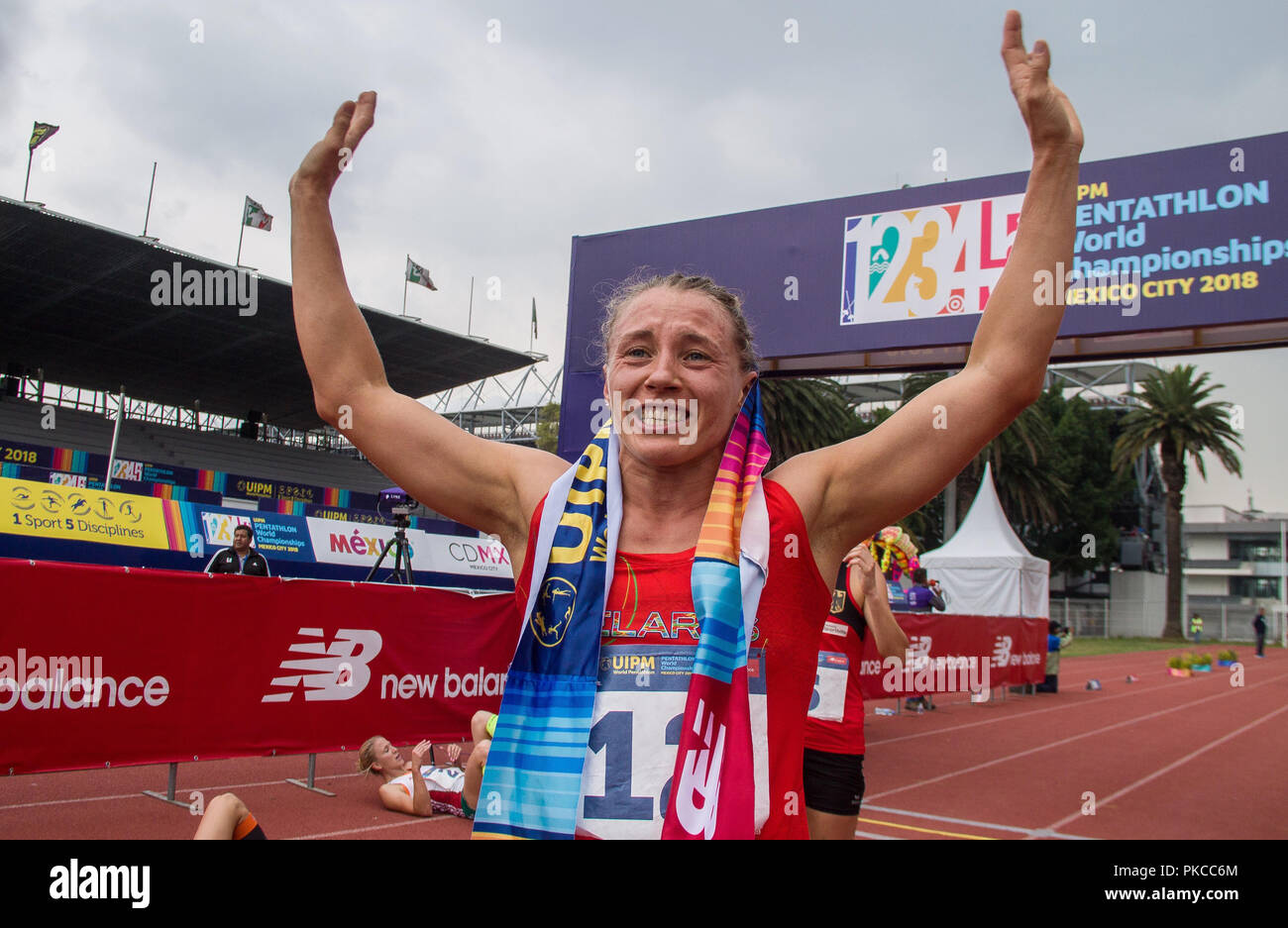Città del Messico, Messico. Xii Sep, 2018. Pentathlon moderno, Campionato Mondiale femminile: Anastasia Prokopenko dalla Bielorussia è felice per la sua vittoria al traguardo del cross-country race. Credito: Gerardo Vieyra/dpa/Alamy Live News Foto Stock