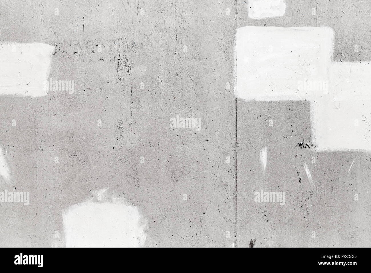 Grigio muro di cemento con vernice bianca i tratti di pennello, close-up texture di sfondo Foto Stock