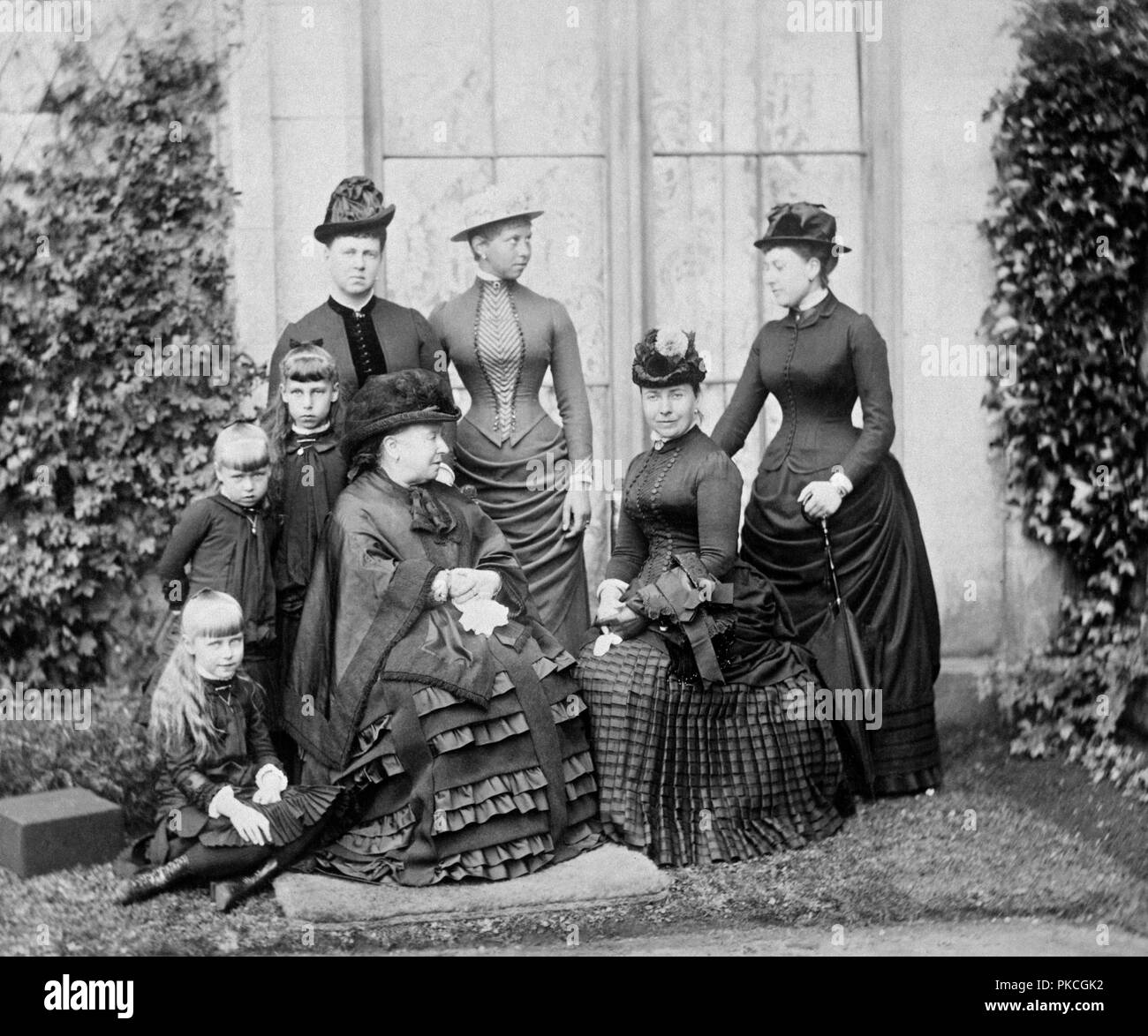 La regina Victoria e la sua famiglia, Balmoral, Scozia, 1884. Artista: sconosciuto. Foto Stock