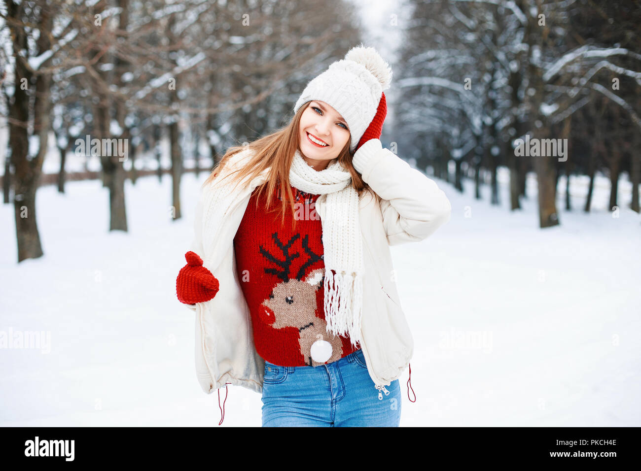 Giovane ragazza elegante in un caldo abbigliamento invernale a piedi in un inverno nevoso giorno Foto Stock
