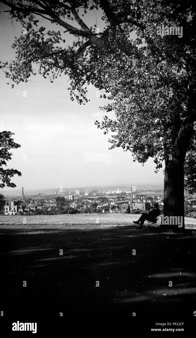Vista in direzione di Tilbury Docks, Essex, dalle alture alle spalle di Anzio, C1945-c1965. Artista: SW Rawlings. Foto Stock