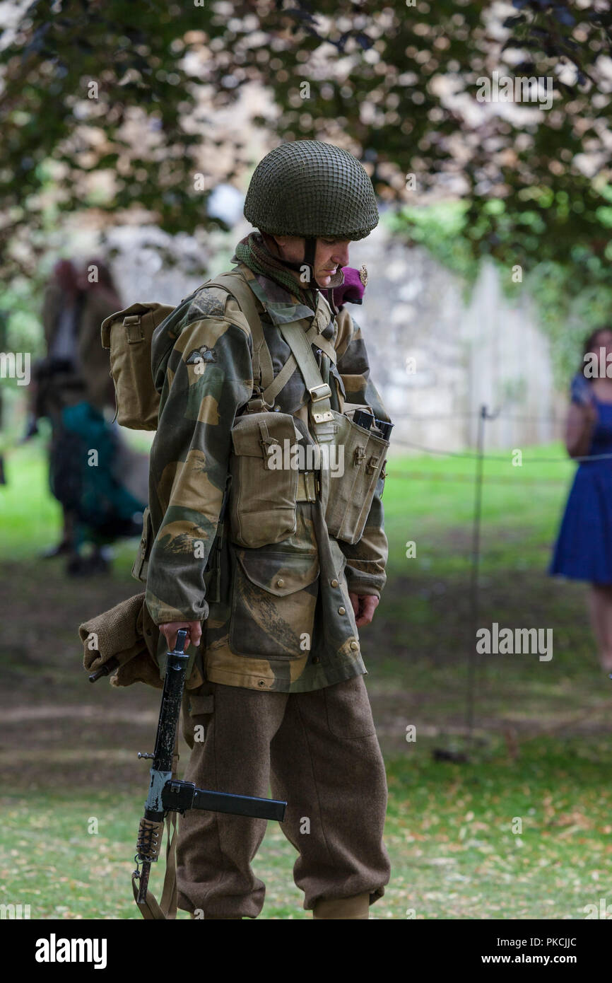 1940's Re-Enactor militare nel profondo del pensiero, Barnard Castle 1940's Weekend, Teesdale, County Durham, Regno Unito Foto Stock