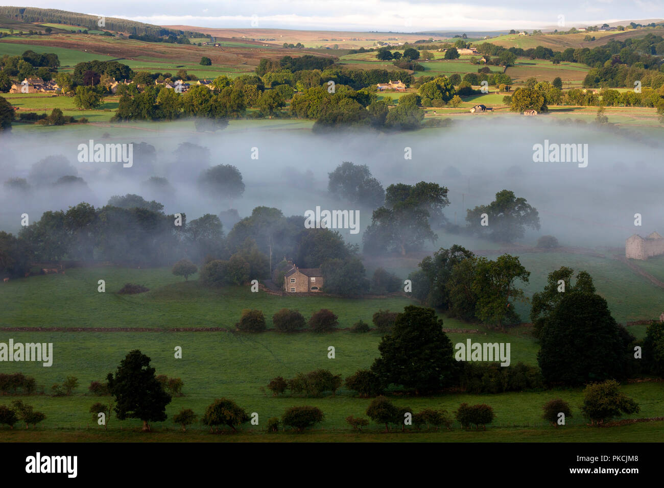 La Tees Valley e la vista verso il villaggio di Mickleton dal fischio roccioso in una nebbiosa mattina, Middleton in Teesdale, County Durham, Regno Unito Foto Stock