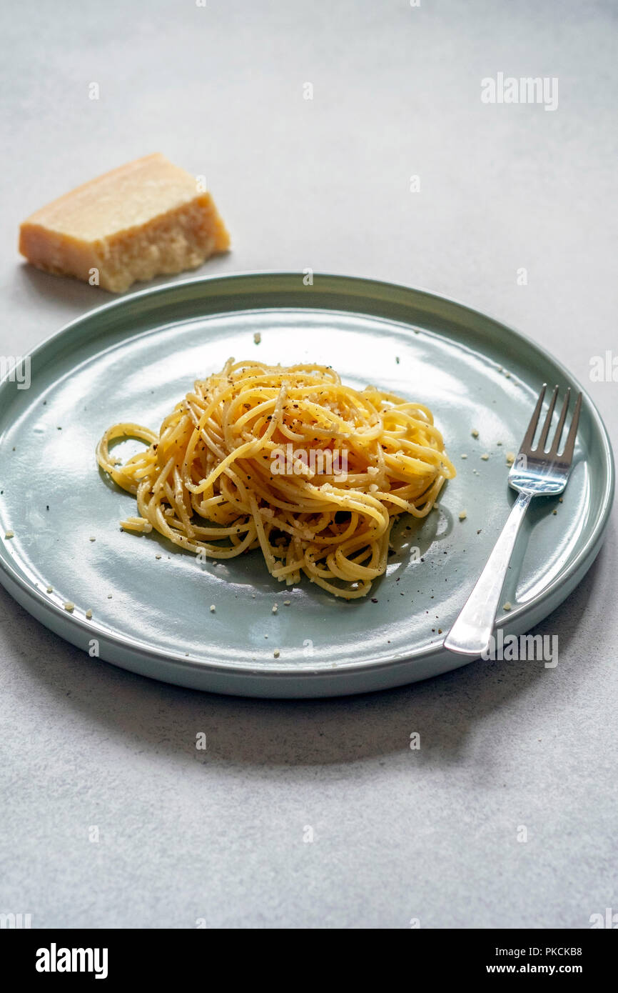 Cacio e pepe piatto di pasta Foto Stock