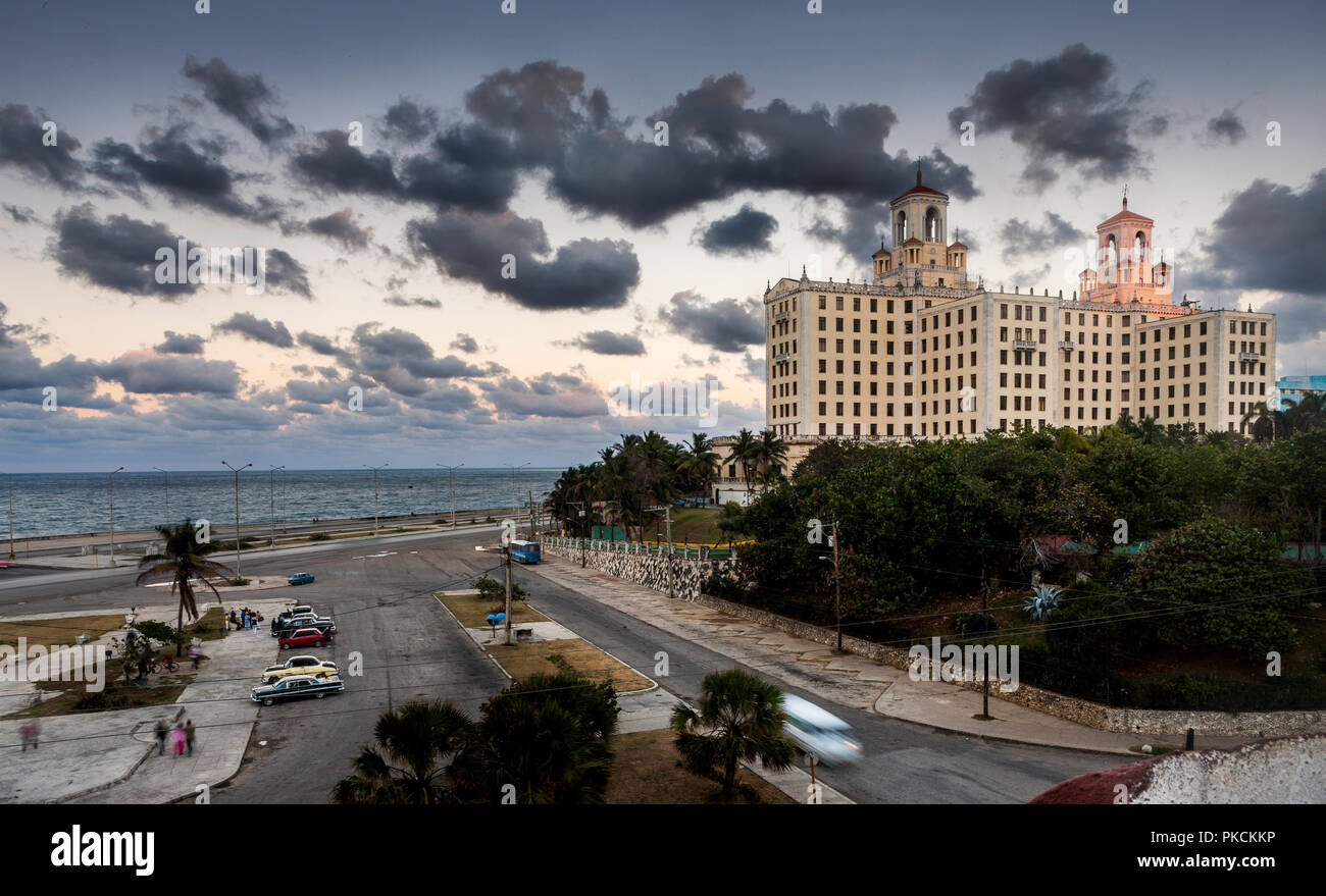 L'Avana, Cuba. 03 Febbraio, 2013. Hotel Nacional de Cuba e il Malecon nella luce della sera. Foto Stock