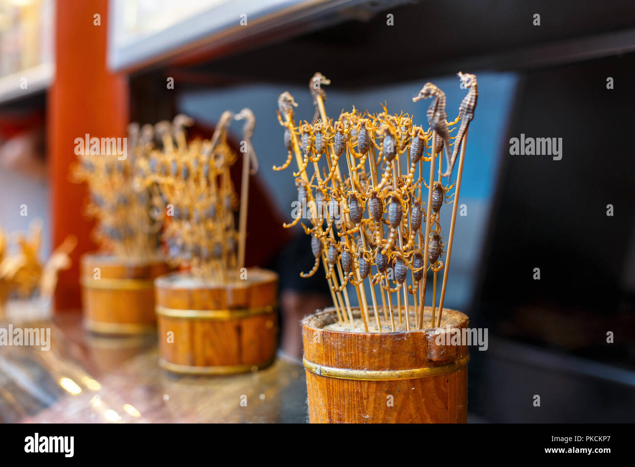 Cibo cinese. Scorpioni su un bastone. Foto Stock