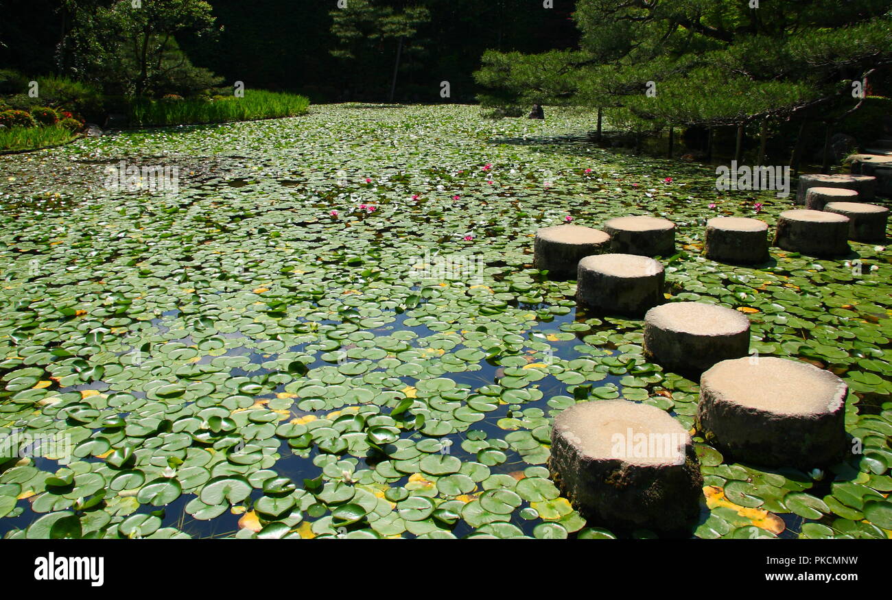 Giapponese pietre miliari nel famoso Santuario Heian in Kyoto Foto Stock