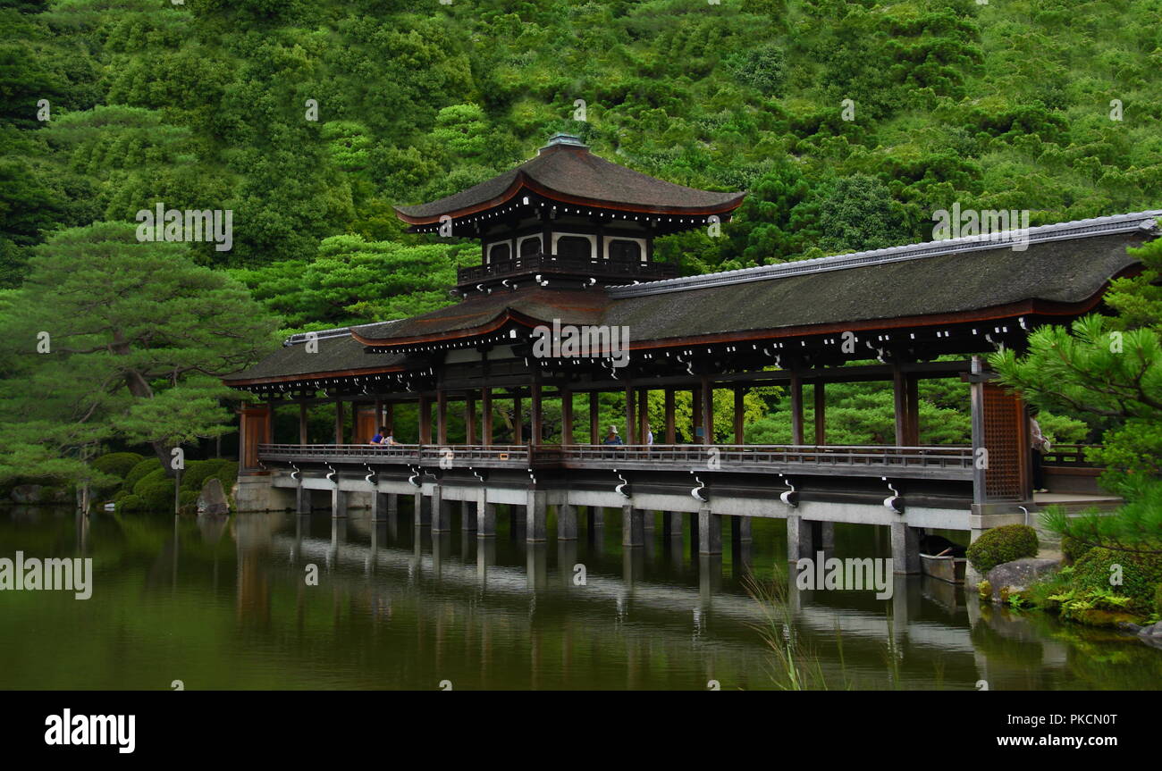 Ponte di legno nel giardino del santuario Heian Jingu a Kyoto Foto Stock