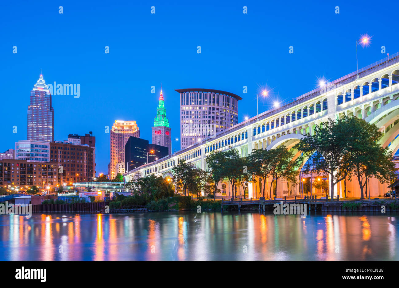 Cleveland skyline con la riflessione di notte,Cleveland, Ohio, USA. Foto Stock