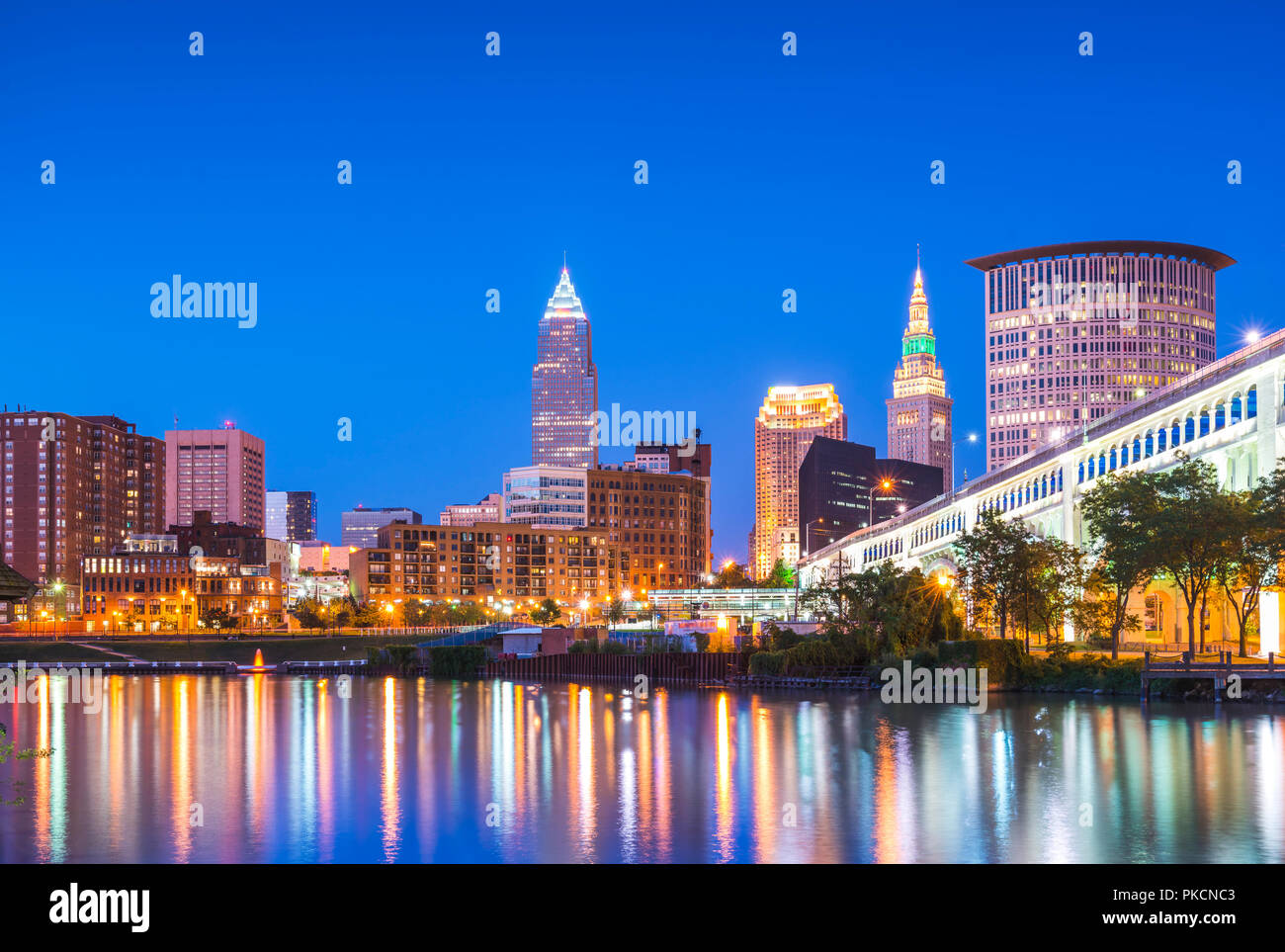 Cleveland skyline con la riflessione di notte,Cleveland, Ohio, USA. Foto Stock
