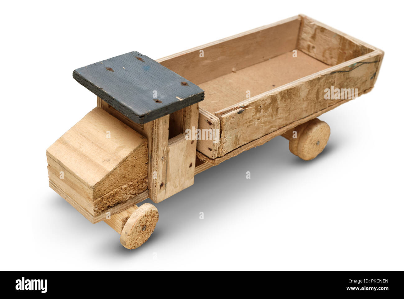 Oggetti isolati: molto vecchio in legno fatti a mano giocattolo, generico  carrello automatico su sfondo bianco, closeup shot Foto stock - Alamy