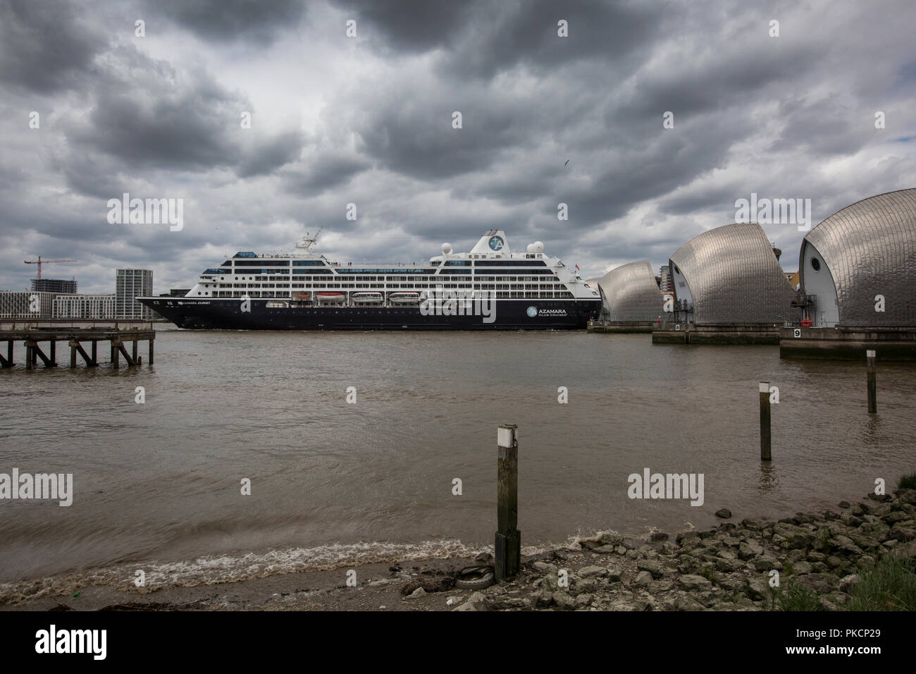 Azamara nave da crociera passa attraverso la Thames Barrier, mobile flood barrier situato sul Fiume Tamigi nel Sud Est di Londra, Inghilterra, Regno Unito Foto Stock