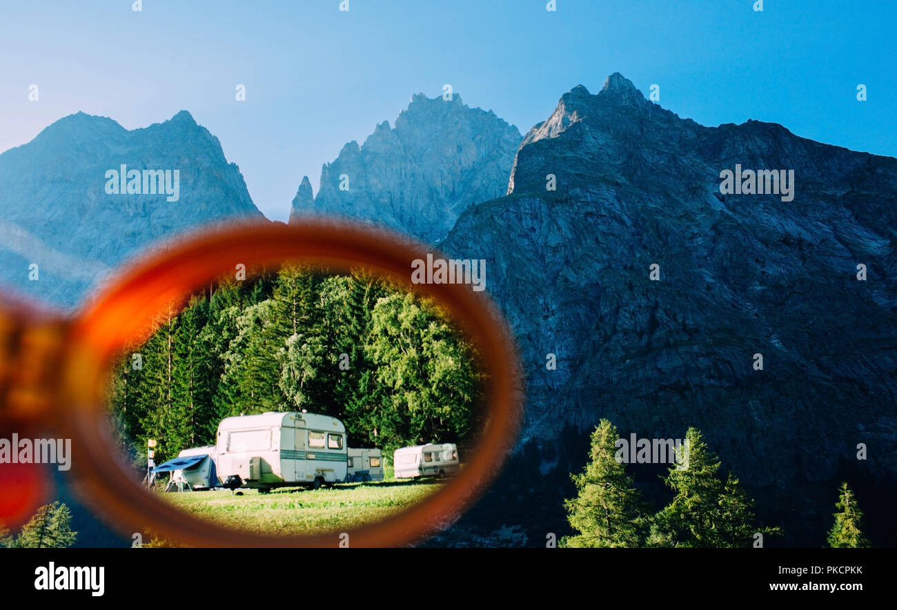 Estate in scena con rimorchi da campeggio e Montagne Paesaggio, Italia Alpi Foto Stock