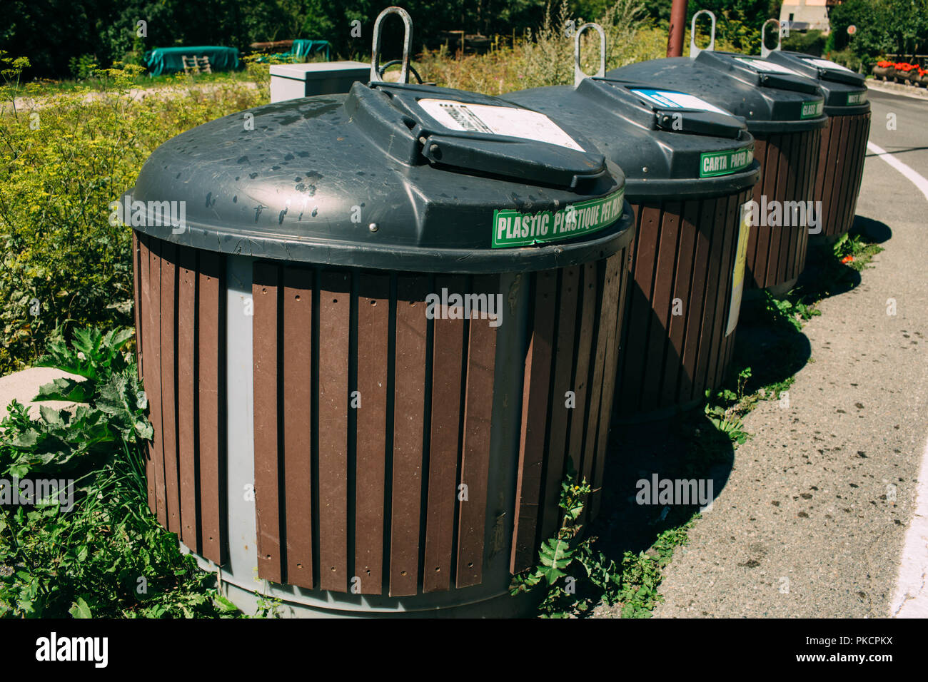 Garbage selettiva in Italia - carta, plastica, vetro, il fuoco selettivo Foto Stock