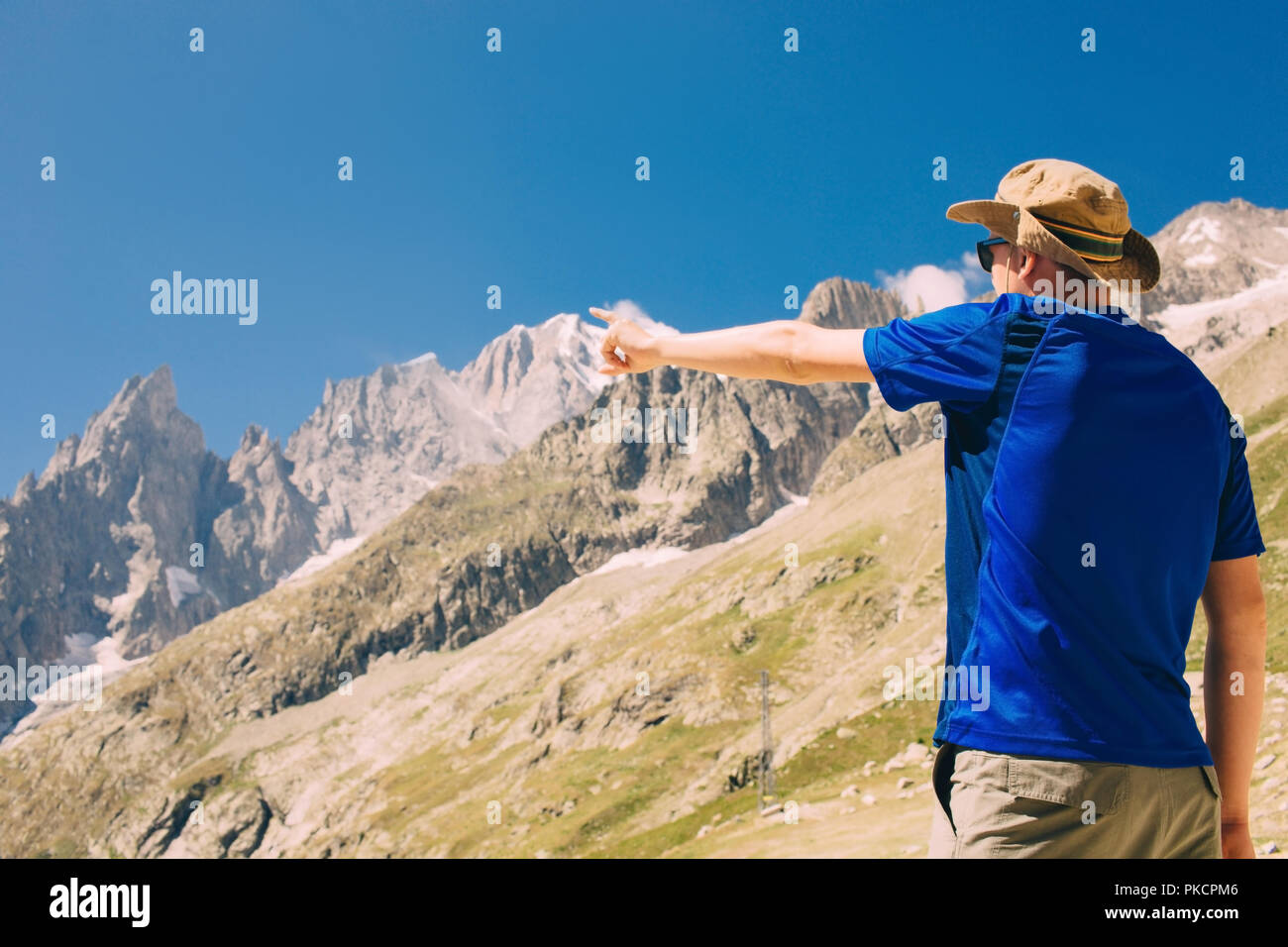 L'uomo, turistico sulla terrazza del Pavillon du Mont Frety, puntando sulla cima della montagna Montblanc Foto Stock