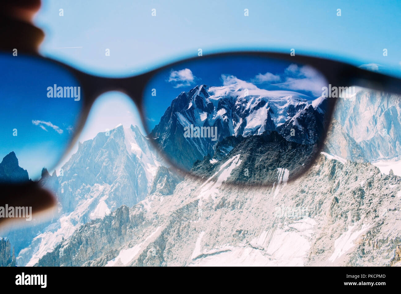 Vista del massiccio del Monte Bianco, guardando attraverso occhiali da sole sulla sommità del Mont Blanc mountain, Punta Helbronner , Courmayeur Italia Foto Stock