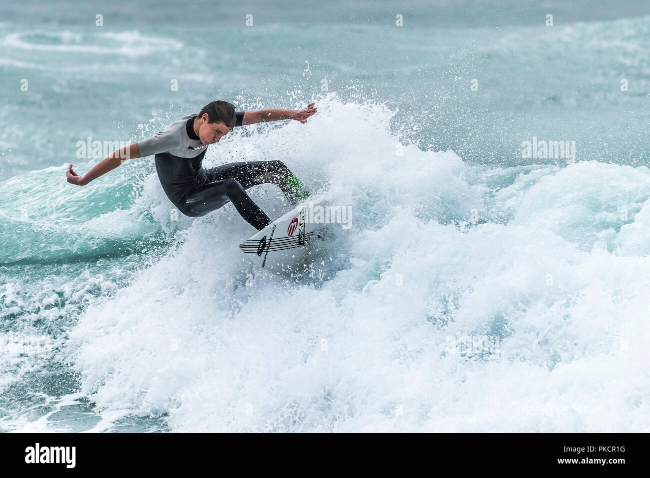 Un surfista a Fistral in Newquay Cornwall. Foto Stock