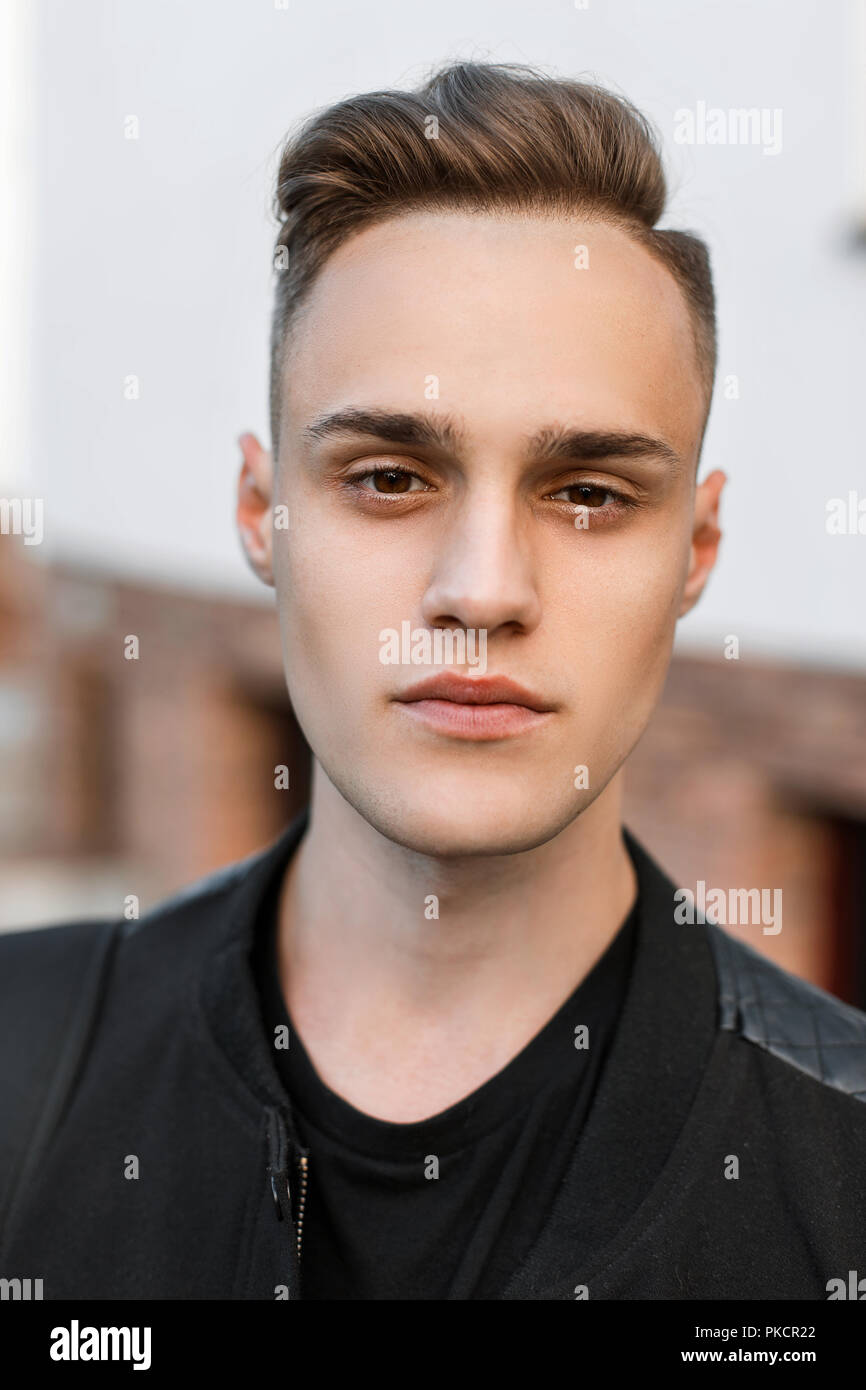 Close-up ritratto di una giovane uomo bello con l'acconciatura. Foto Stock
