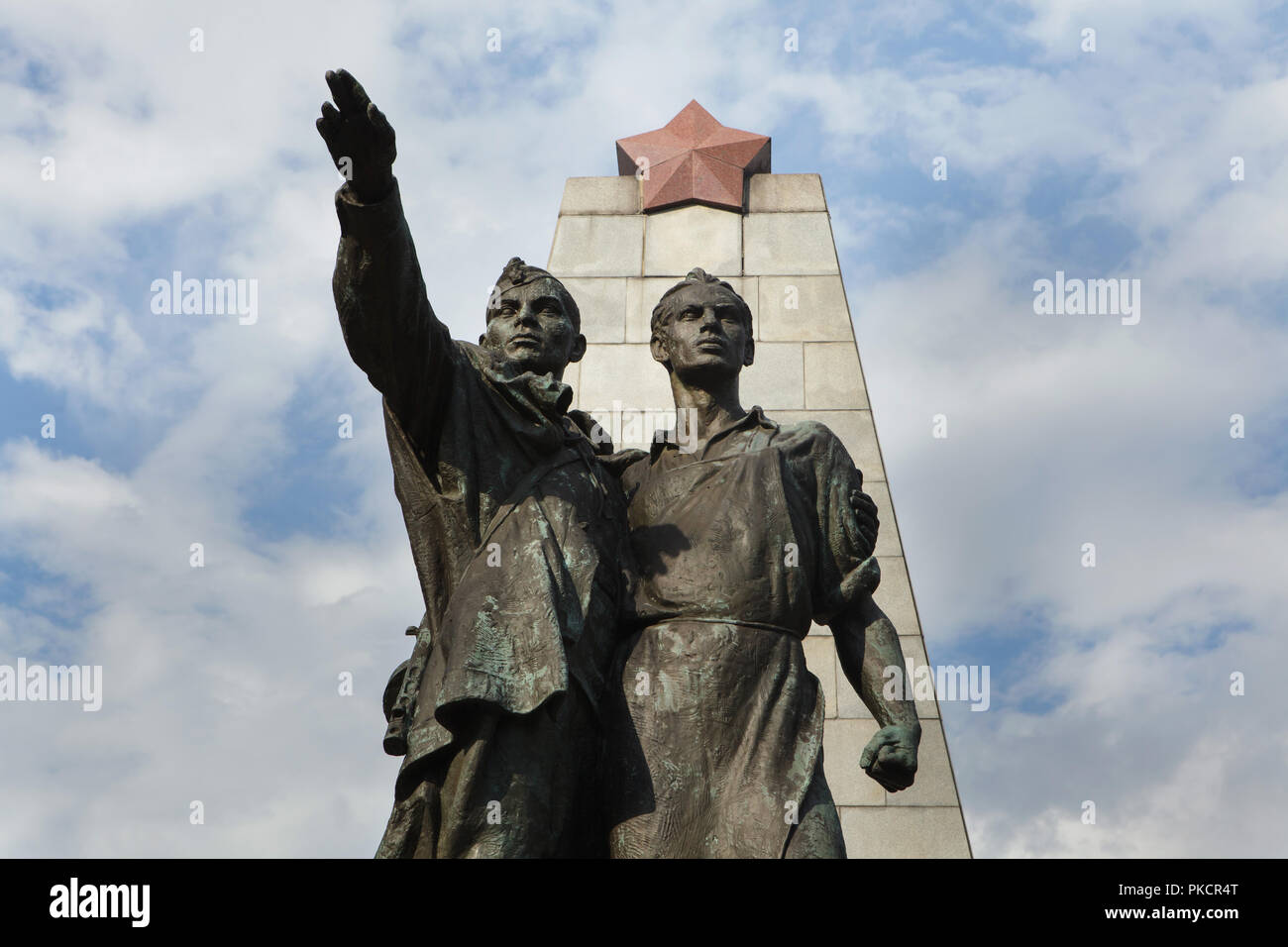 Red Army Memorial (Památník Rudé armády) in Ostrava, Repubblica Ceca. Il memoriale progettato da scultori ceco Karel Vávra e Babraj Konrád e architetto ceco Jan Jírovec fu costruito nel 1945-1947 in Komenského giardini. Il memoriale di guerra serve anche come mausoleo per 656 Red Army soldati caduti durante la liberazione di Ostrava in aprile 1945. Foto Stock