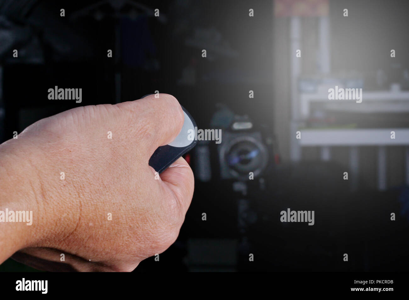 Utilizzare il telecomando per premere gli autoritratti. Dalla fotocamera reflex digitale che è impostata su un treppiede per condividere in rete sociale Foto Stock
