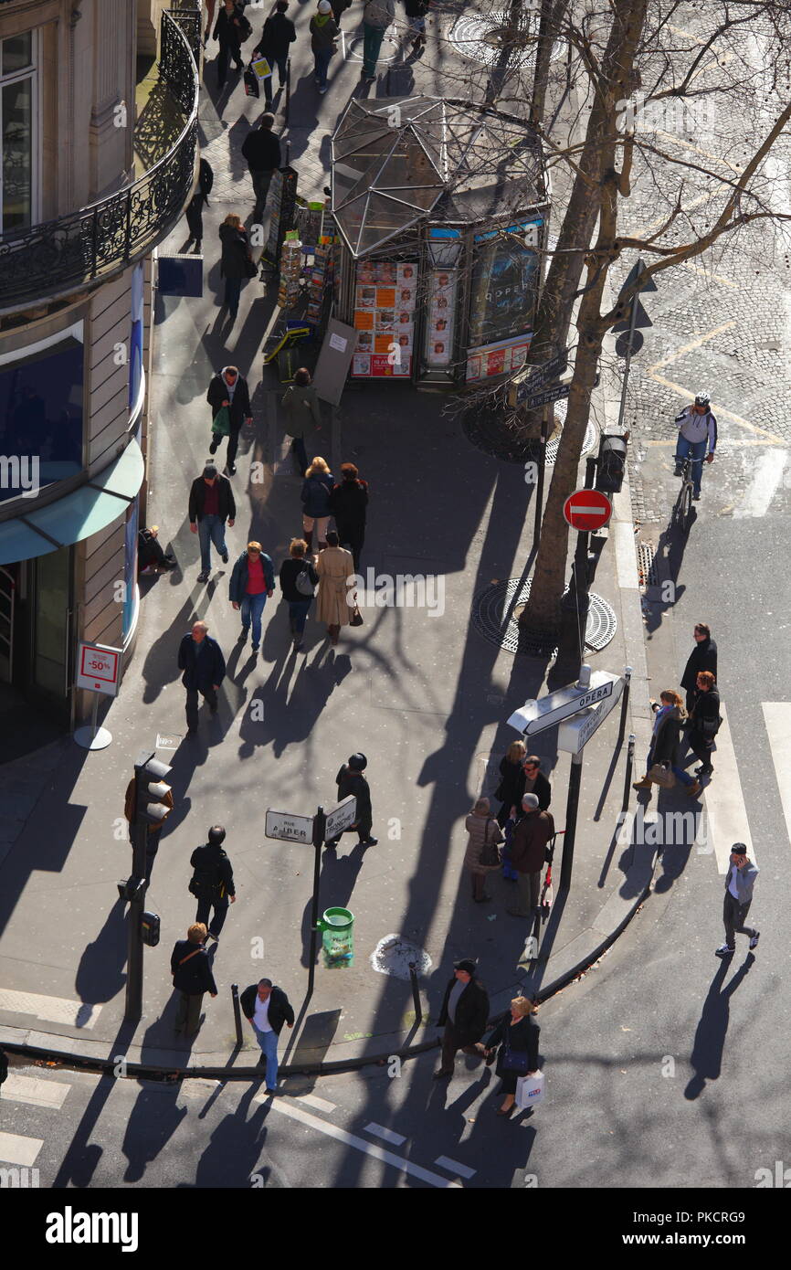 Persone su una strada parigina da sopra Foto Stock