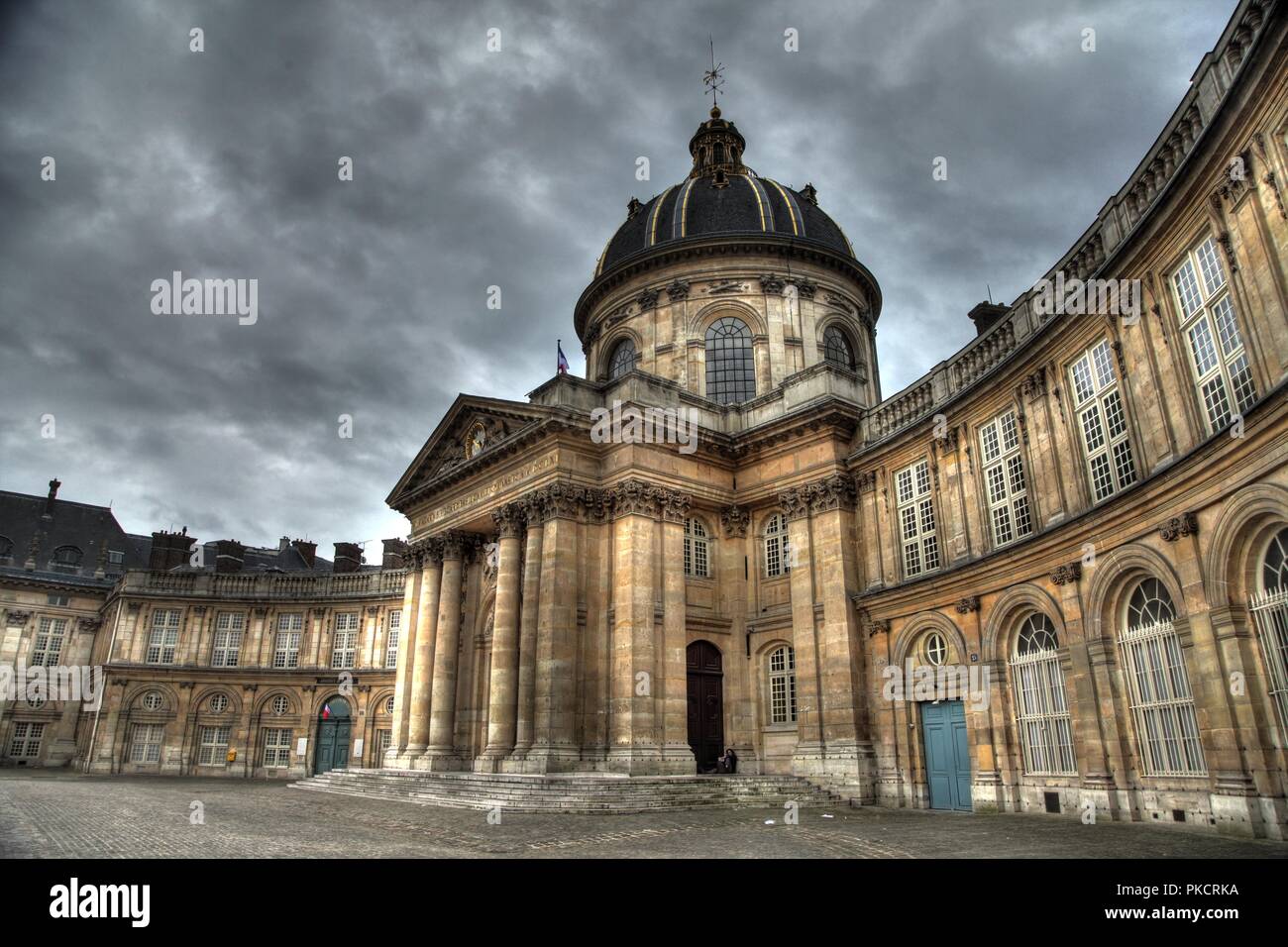 Institut de France a Parigi (Accademia francese delle scienze). HDR foto a sopraggitto. Foto Stock