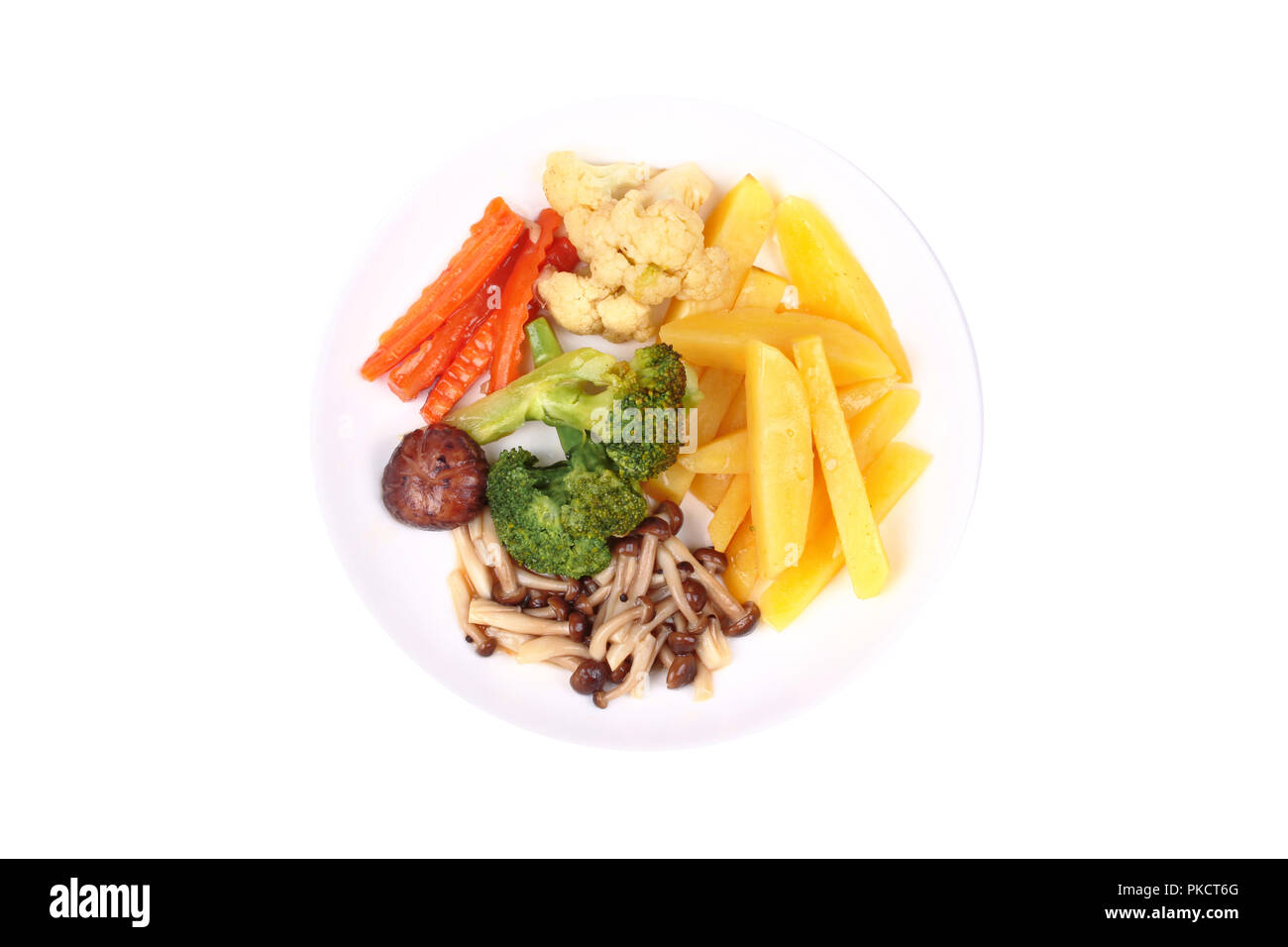 Isolato di frittura di patate tagliate a fette e funghi shimeji con verdure miste. Nessuna carne ricetta. Foto Stock