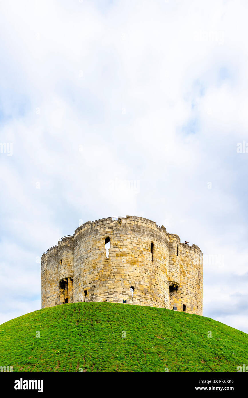 YORK, Regno Unito - 28 agosto 2018: la Torre di Clifford, York close up con cielo blu e l'erba alta collina tumulo Foto Stock